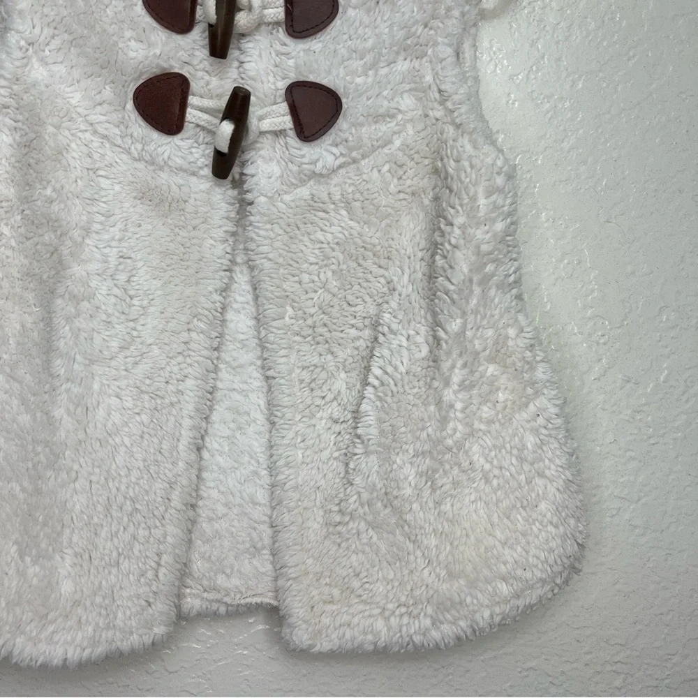 Old‎ Navy white fleece vest size 3t